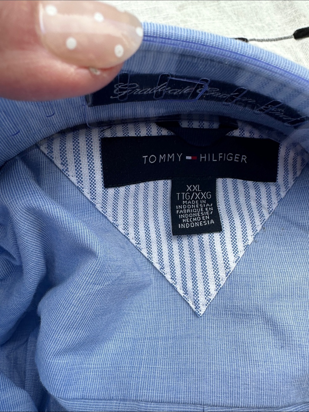 4 men’s XXL Tommy Hilfiger shirts. Tan is short sleeve - Picture 3 of 5